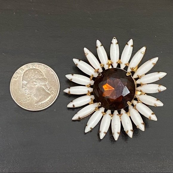 Vintage Unsigned White Milk Glass Daisy Flower Marquis Brooch - Picture 3 of 8